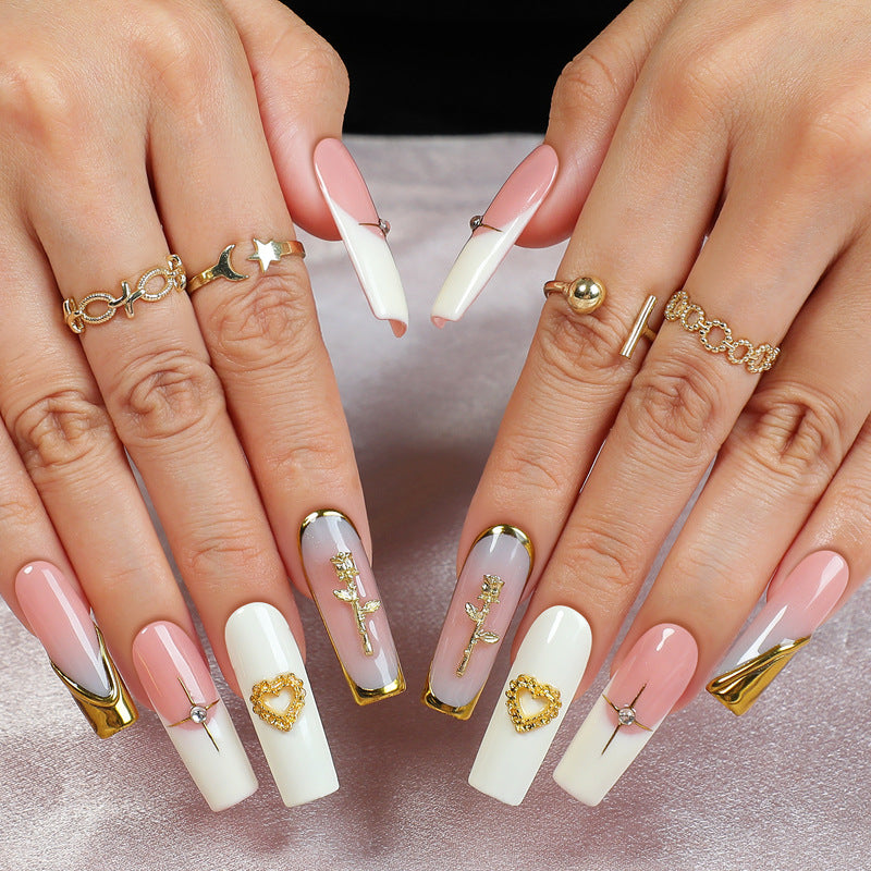 Kunstnagelset mit glamourösen Verzierungen Karnz