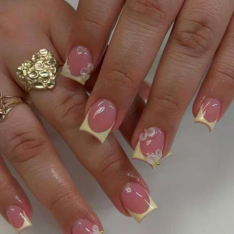 Dekoratives Press-On Nagelkunstset mit floralen Akzenten Karnz