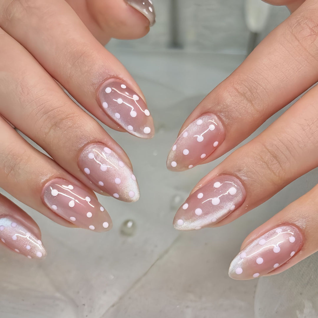 Künstlerisches mandelförmiges Press-On Nagelset mit verspieltem Punktdesign Karnz