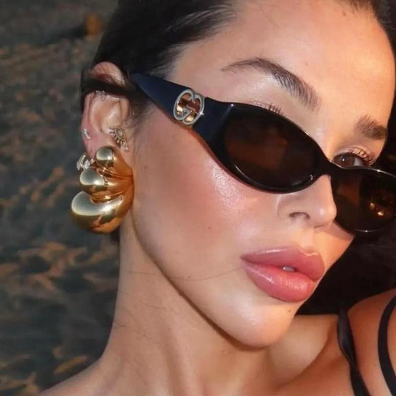 Damen modische Katzenaugen-Sonnenbrille mit schützendem UV-Filter und luxuriösen Akzenten Karnz