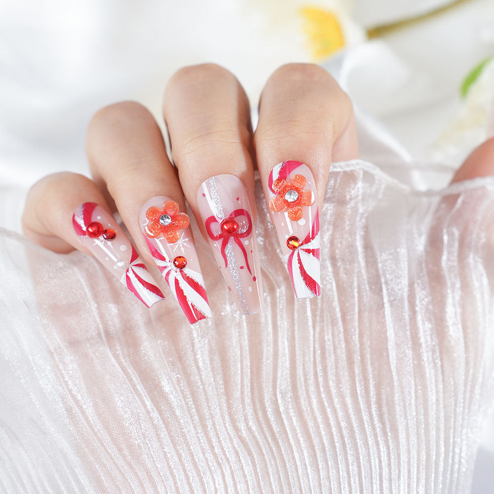 Dekorative florale Nagelspitzen Karnz