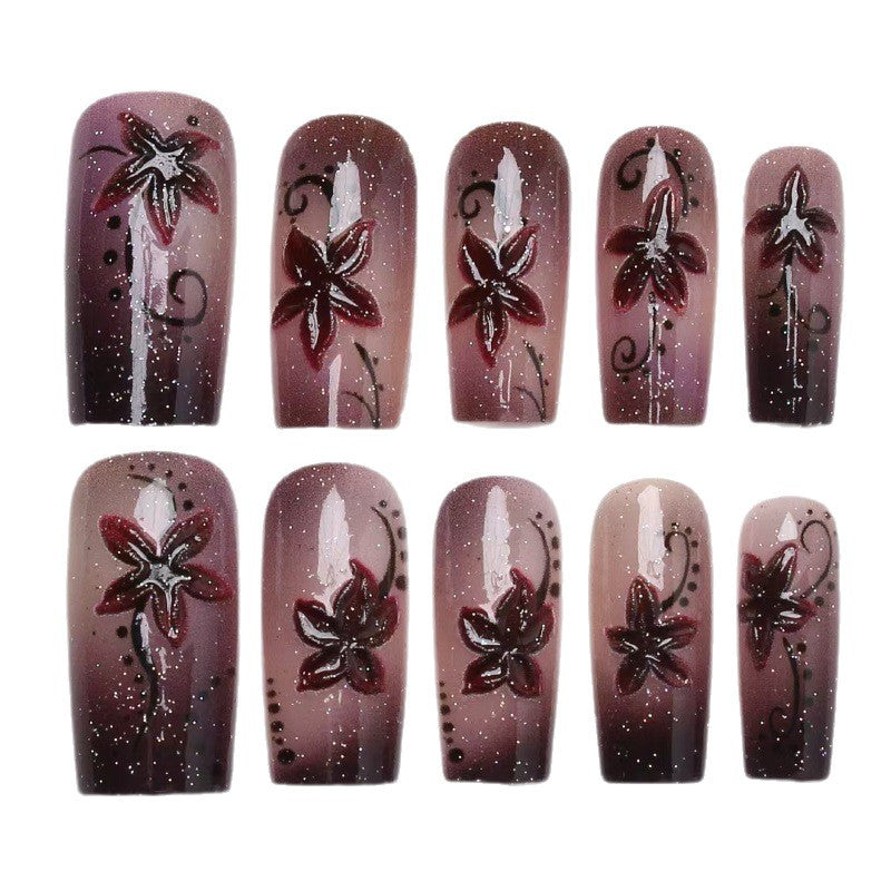 Kunstnägel mit floralen Akzenten Karnz