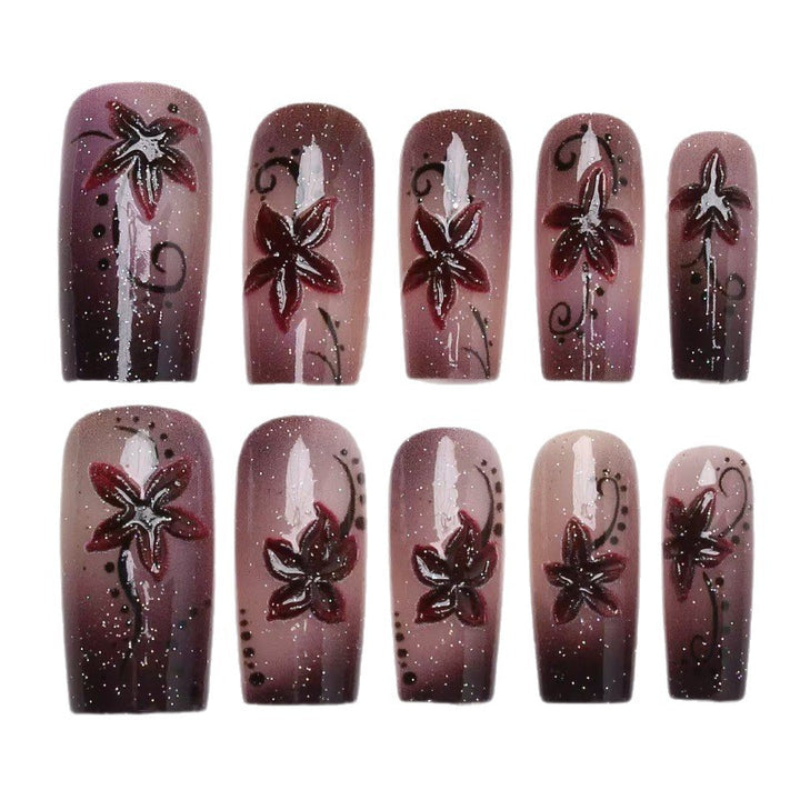 Kunstnägel mit floralen Akzenten Karnz