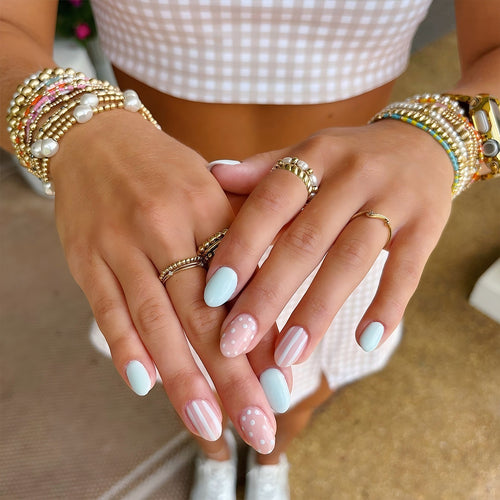 Kreative Nagelkunst mit Punkten und Streifen Karnz