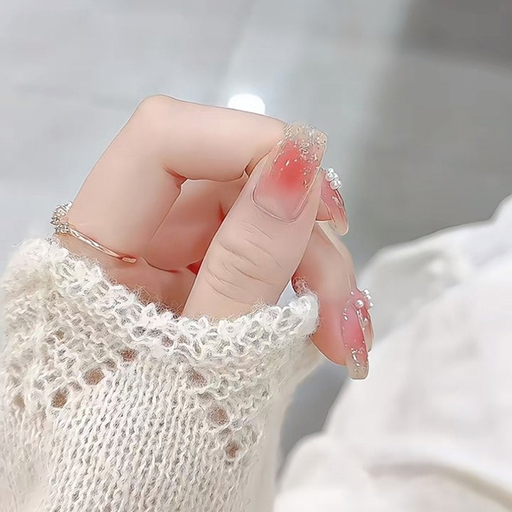 Kunstnagelset mit floralen Designs und Glitzerakzenten Karnz