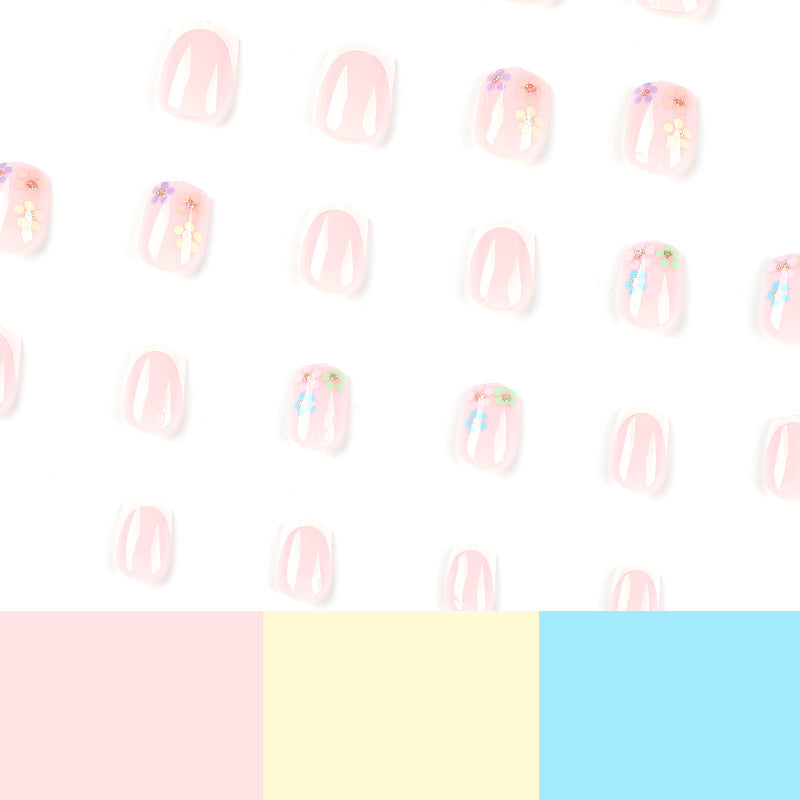 Kunstvolle Nagelkunst mit floralem Akzent und elegantem French-Tip Karnz