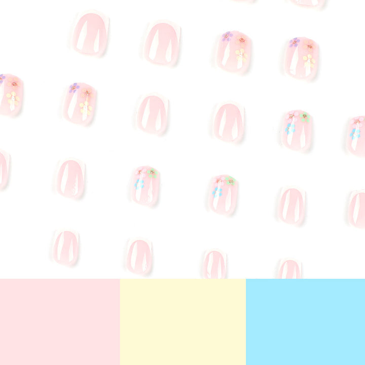 Kunstvolle Nagelkunst mit floralem Akzent und elegantem French-Tip Karnz