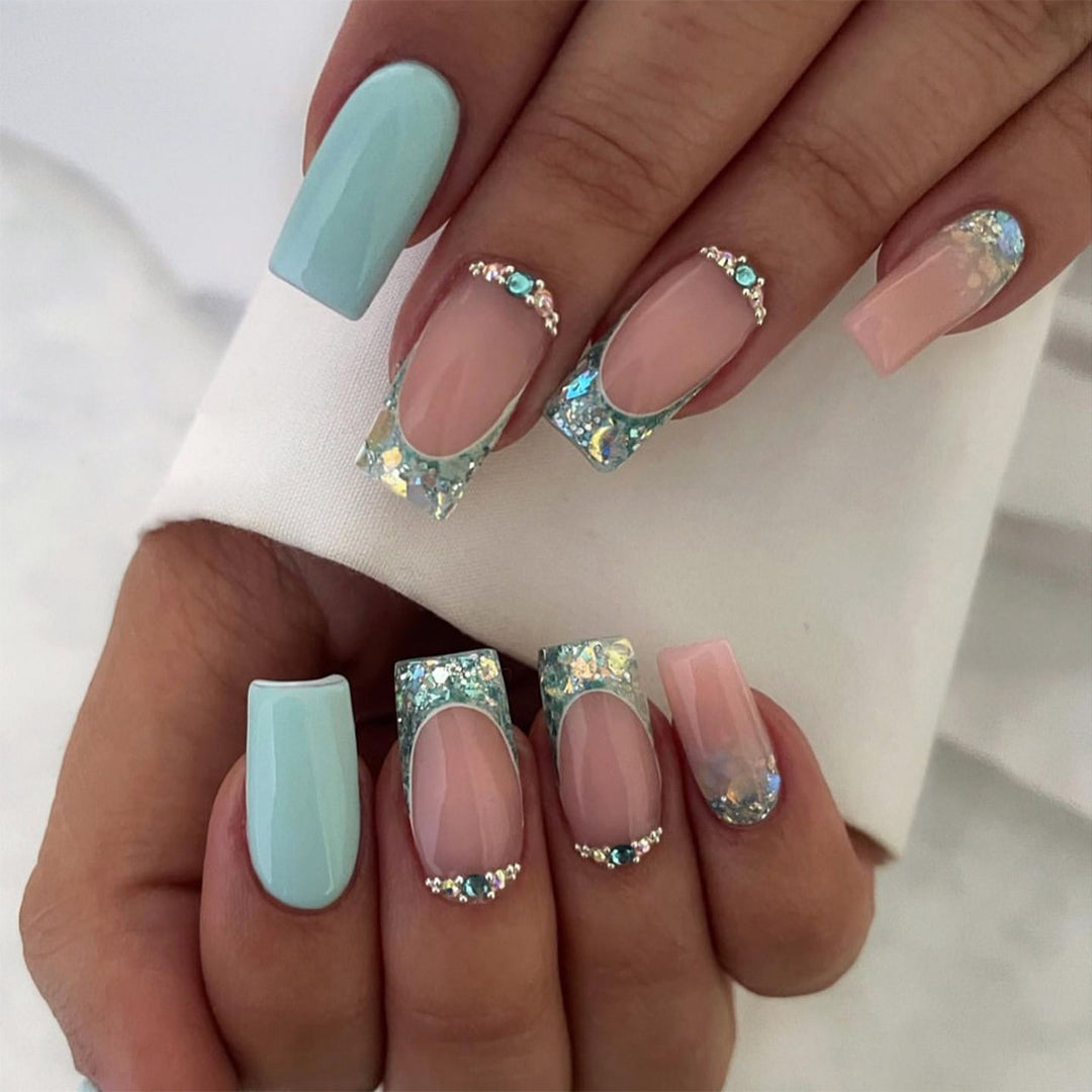 Glitzernde Nagelkunst mit kreativen Strassverzierungen Karnz