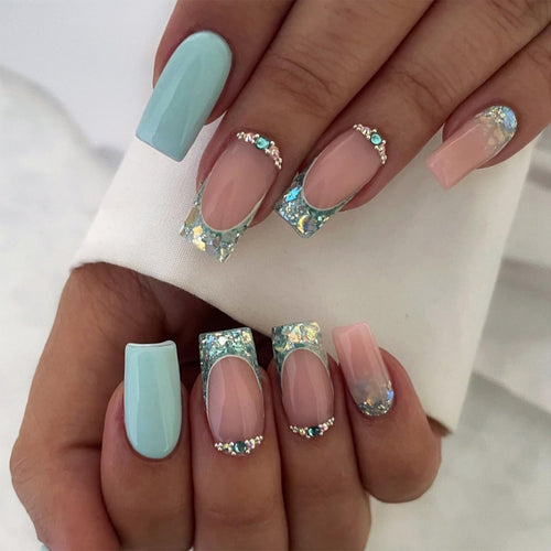 Glitzernde Nagelkunst mit kreativen Strassverzierungen Karnz