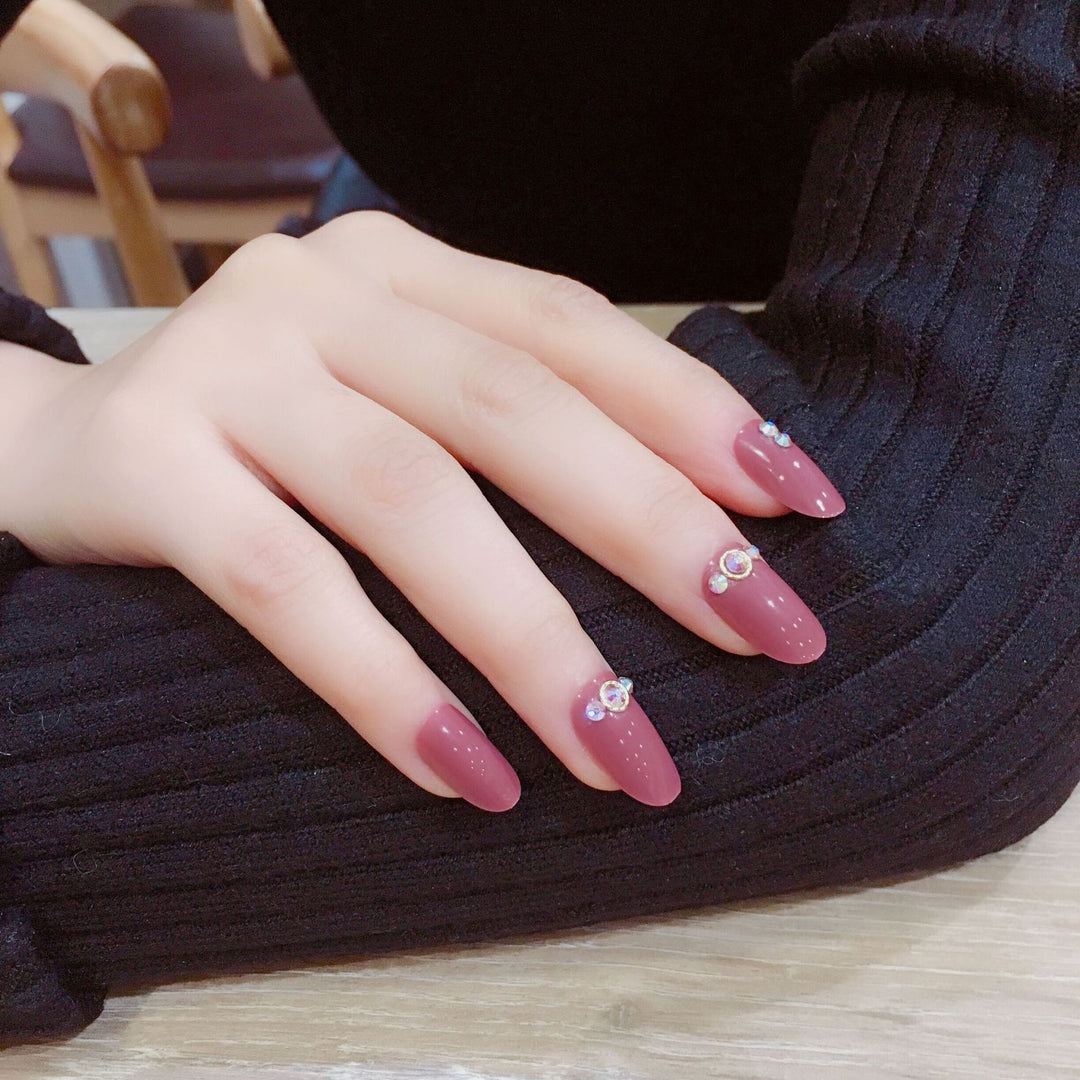 Künstlerisches Stiletto Press-On Nagelset mit Strass-Akzenten
