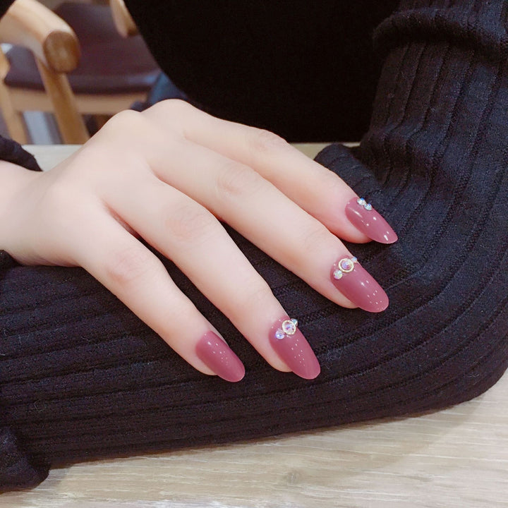 Künstlerisches Stiletto Press-On Nagelset mit Strass-Akzenten