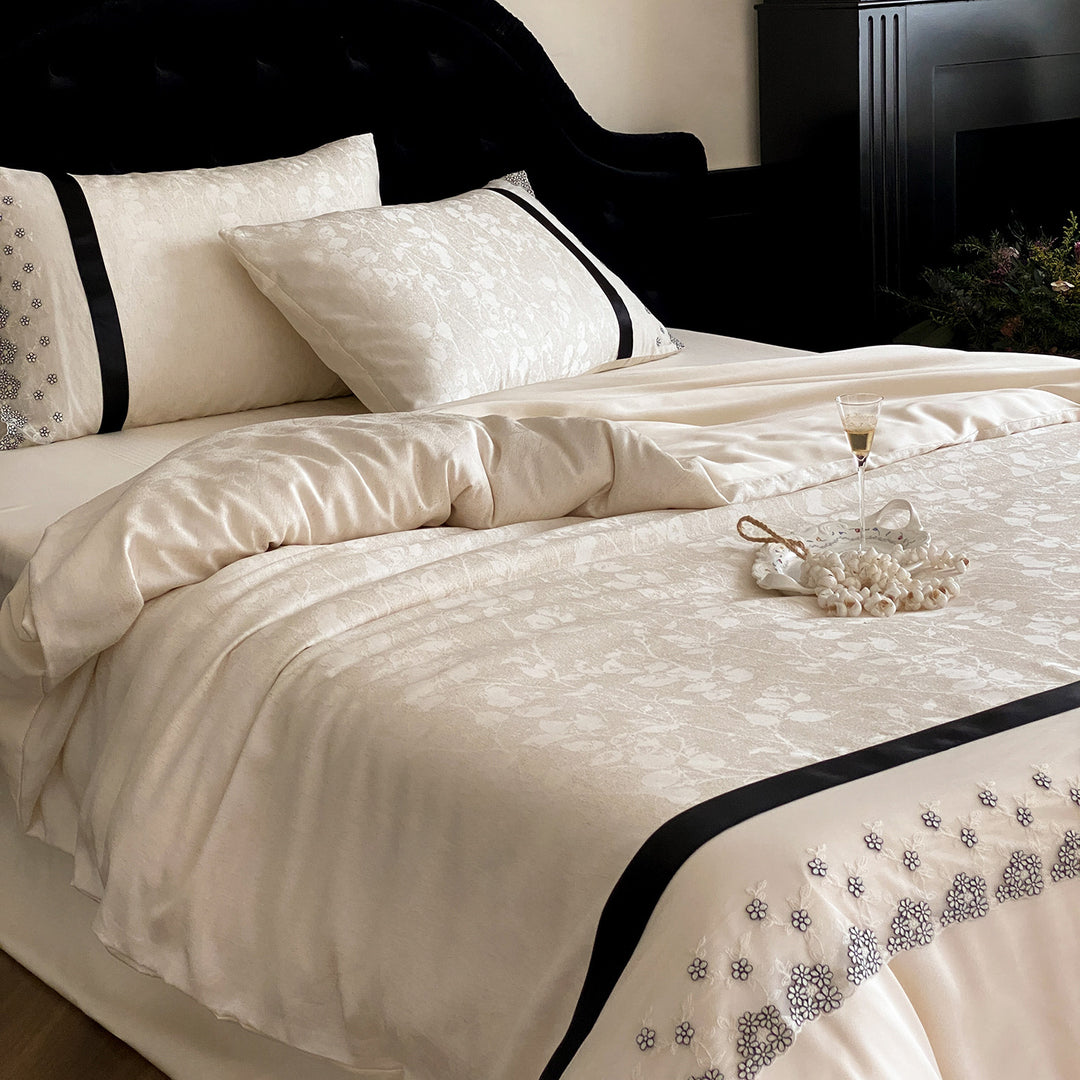 Jacquard-Satin-Bettbezugset mit besticktem Blumenrand und kontrastierendem Satinbandbesatz