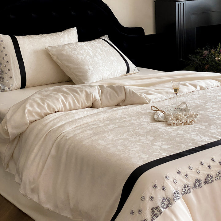 Jacquard-Satin-Bettbezugset mit besticktem Blumenrand und kontrastierendem Satinbandbesatz