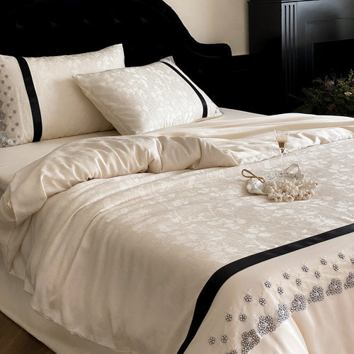 Jacquard-Satin-Bettbezugset mit besticktem Blumenrand und kontrastierendem Satinbandbesatz