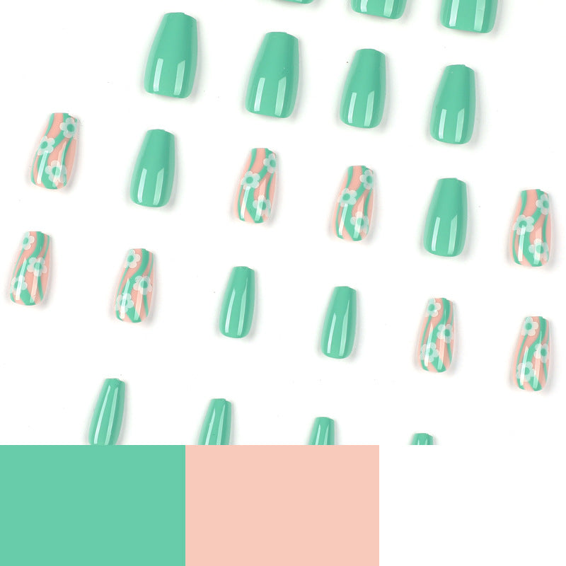Kunstvolle Nagelverlängerungen im modernen floralem Design Karnz