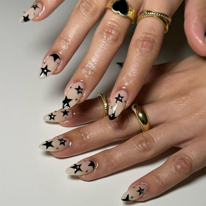 Kreatives Kunstnagelset mit Leopardenmuster und Glitzerakzenten Karnz