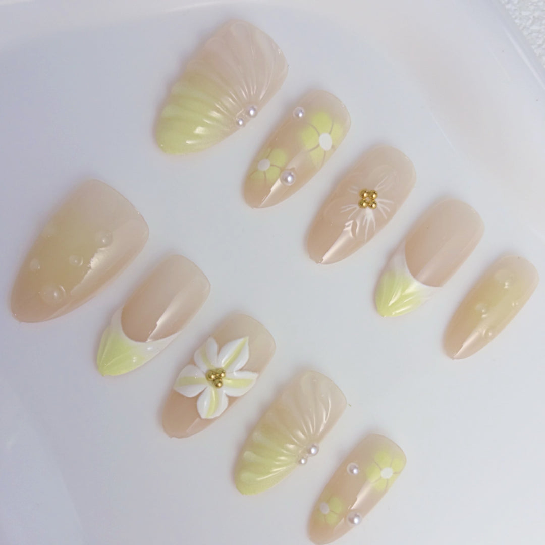 Elegante Kunstnägel mit floralen Akzenten Karnz