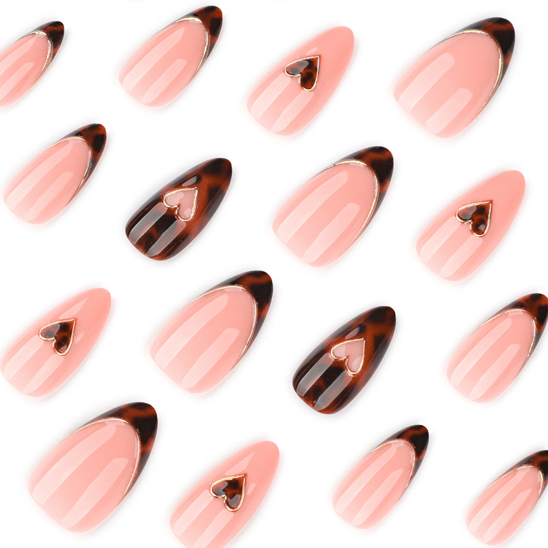 Kunstvolle Stiletto-Nägel mit elegantem Herzen-Design Karnz