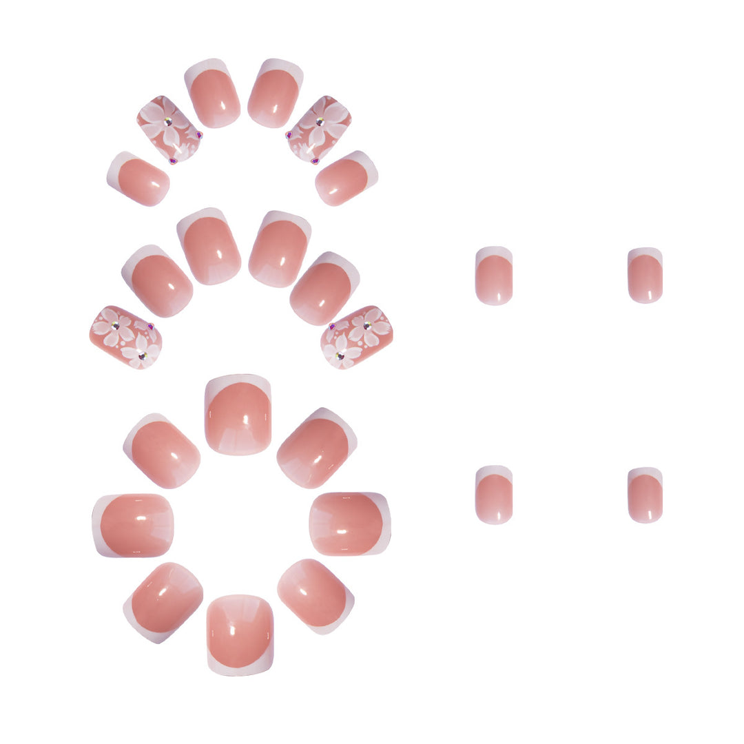 Kunstnagelset mit elegantem French Design und floralen Akzenten Karnz