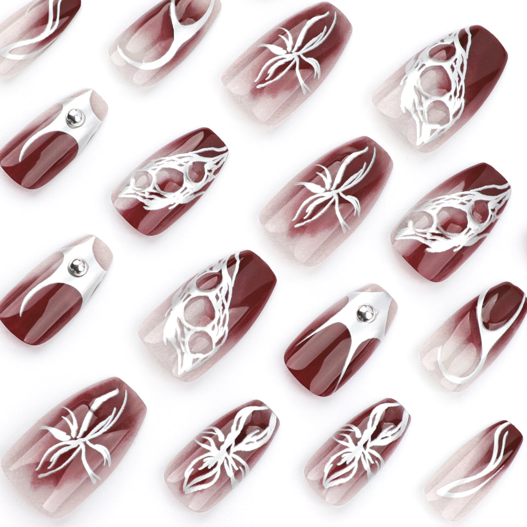 Kunstvolle Nagelverlängerungen mit filigranem Design Karnz