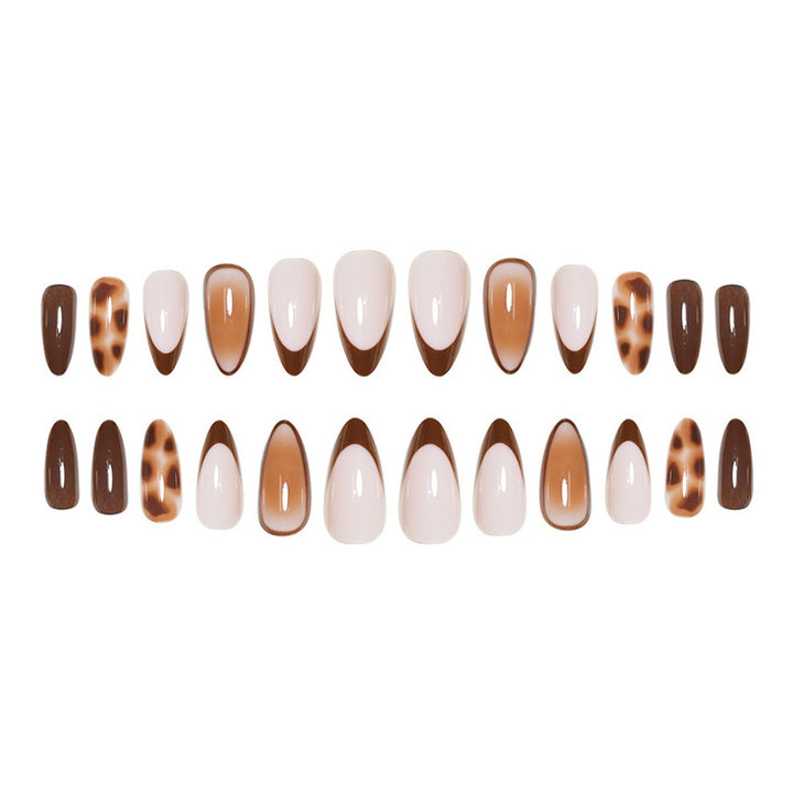 Künstlerisches Stiletto Press-On Nagelset mit modernem Design Karnz