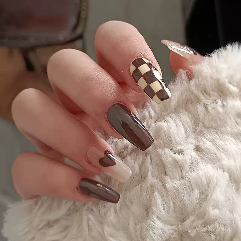 Kunstnagelset mit stilvollen und modischen Akzenten Karnz