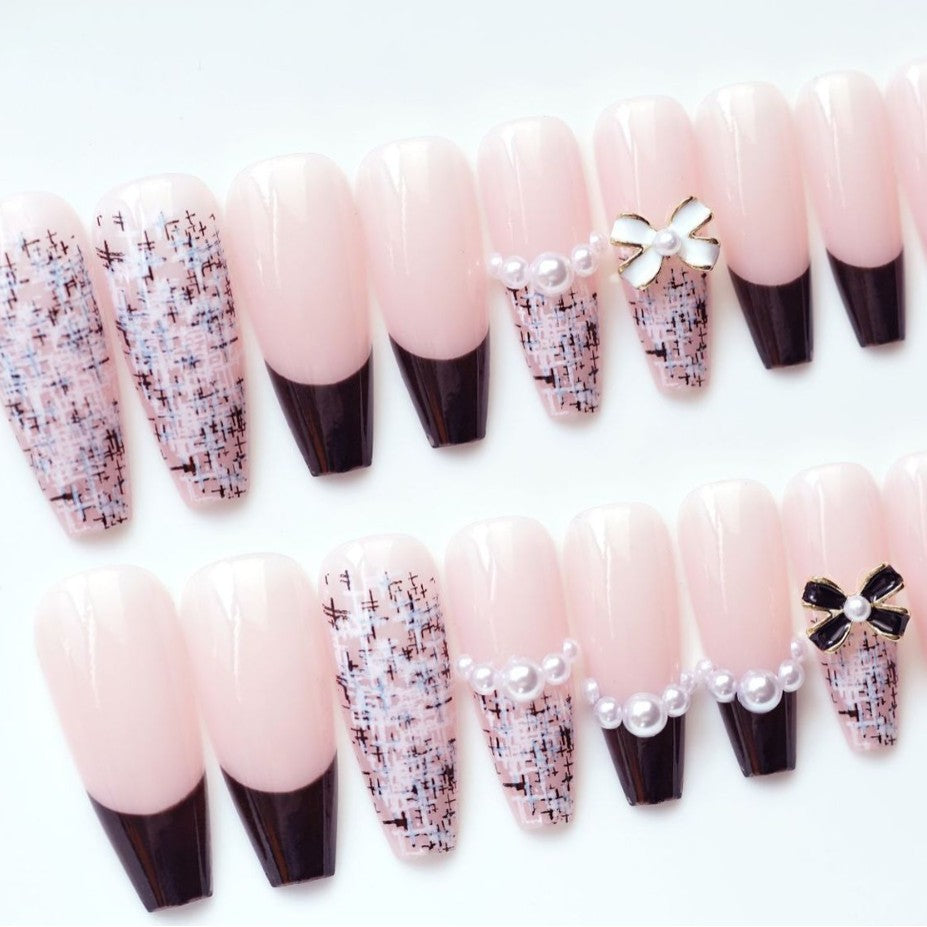 Dekoratives Press-On-Nagel-Set mit Perlen- und Schleifendesigns
