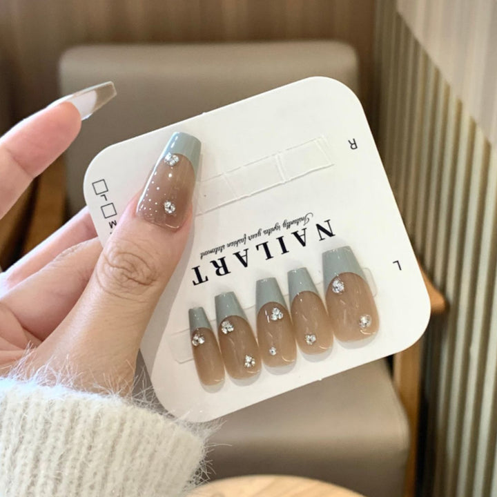 Luxus Druck-Nagel-Set mit elegantem französischem Spitzen Design Karnz