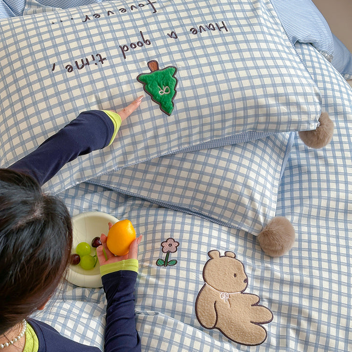 Kinder-Bettwäsche-Garnitur aus Baumwoll-Perkal mit Karomuster, Bärchen-Applikation und Bommel-Ecken