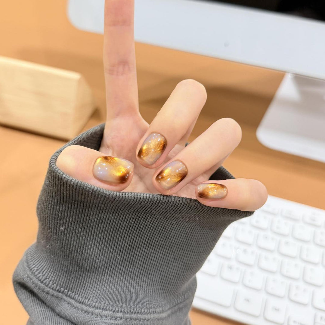 Kunstnägel mit Edlem Metallic-Design Karnz