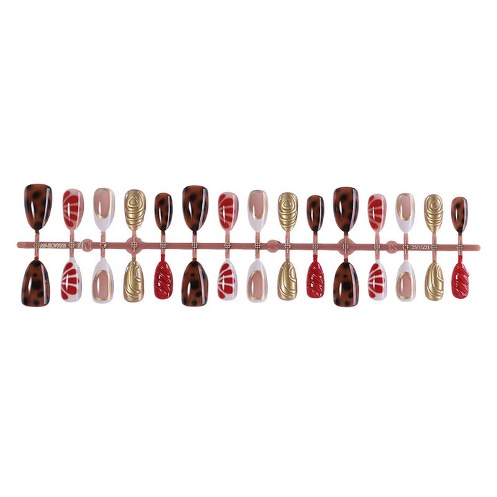 Kreatives Kunstnagelset mit bunten Designs und verschiedenen Texturen Karnz