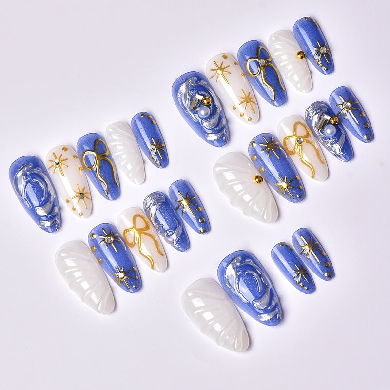 Künstlerisches Press-on-Nagelkunst-Set mit Gold- und Perlenakzenten Karnz