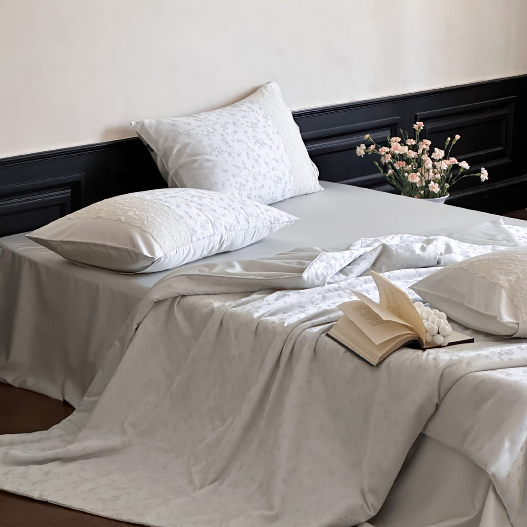 Luxuriöses Satin-Bettwäsche-Set mit Spitzenapplikation und Jacquardmuster