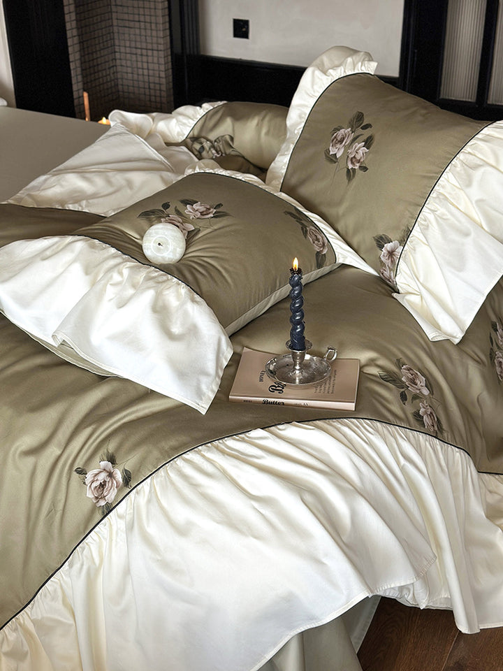 Luxuriöses Satin-Bettwäsche-Set mit Blumenstickerei und Rüschen