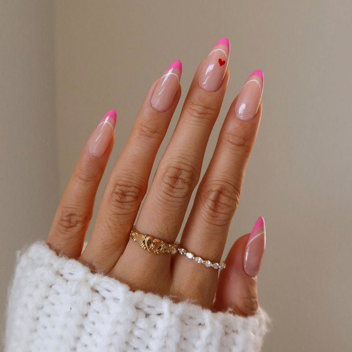 Kreatives Kunstnagelset mit romantischem Herz-Design und glitzernden Akzenten Karnz