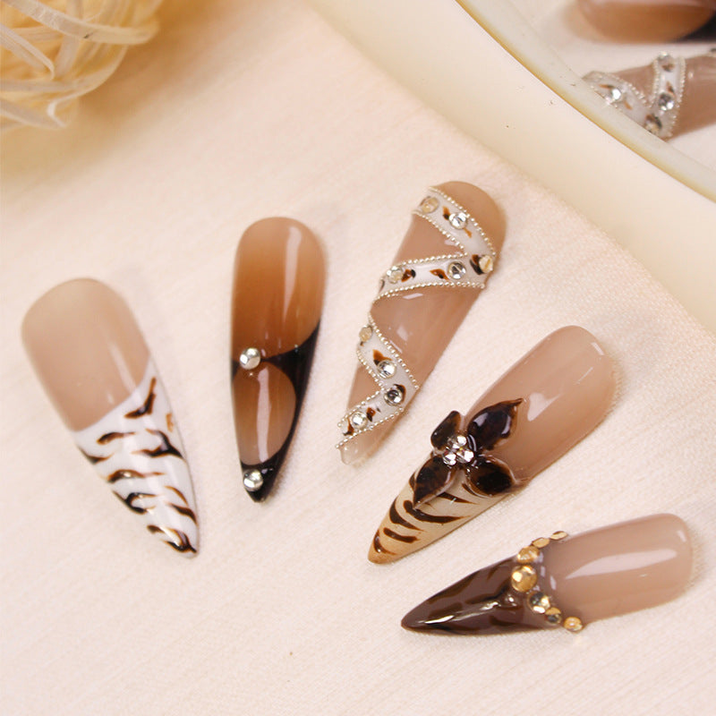 Kunstnägel mit extravaganten Designs und Glitzerakzenten Karnz