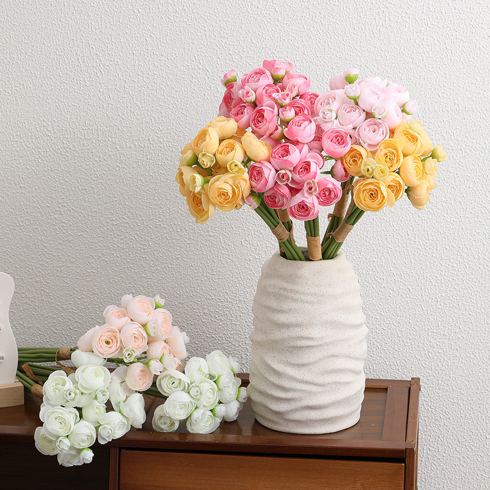 Dekorativer Kunststrauß mit eleganten Rosen Karnz