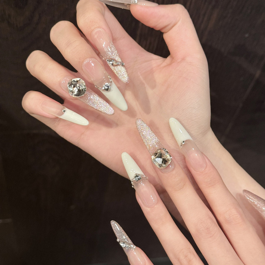 Glitzernde mit Kristallen verzierte Press-On Nägel