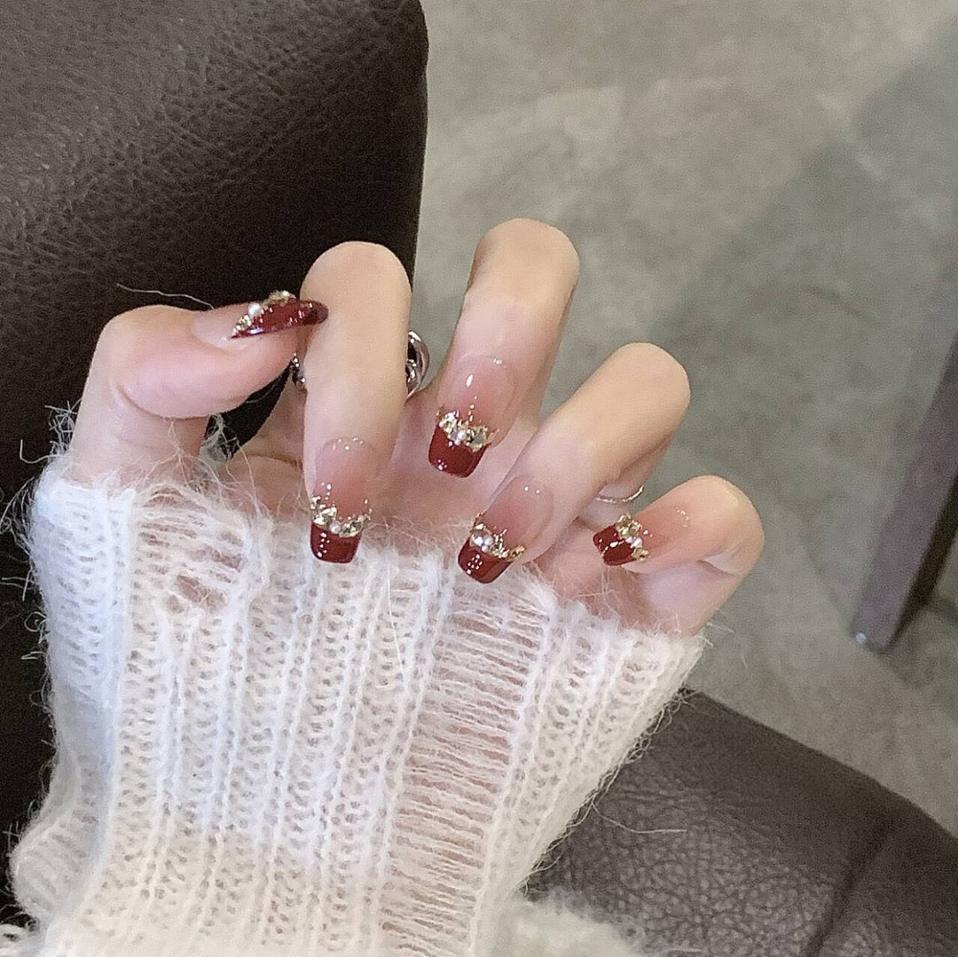 Elegante Press-On-Nagelkunst mit goldenen Akzenten Karnz