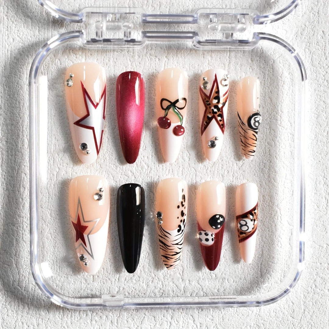 Künstlerisches Stiletto Press-On Nagelset mit einzigartigen Designs Karnz