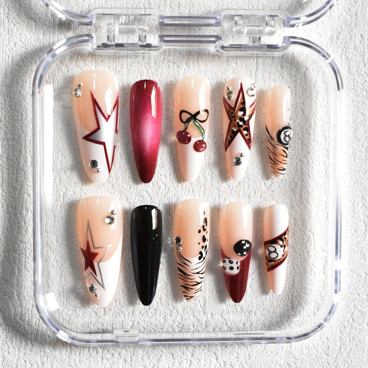 Künstlerisches Stiletto Press-On Nagelset mit einzigartigen Designs Karnz
