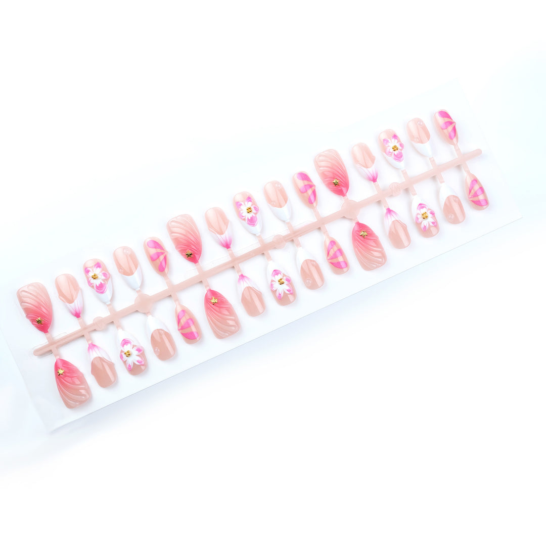 Kunstnagelset mit floralen und eleganten Akzenten Karnz