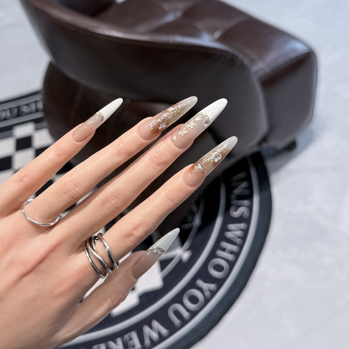Elegantes Stiletto Press-On Nagelset mit floralem und glitzerndem Design Karnz