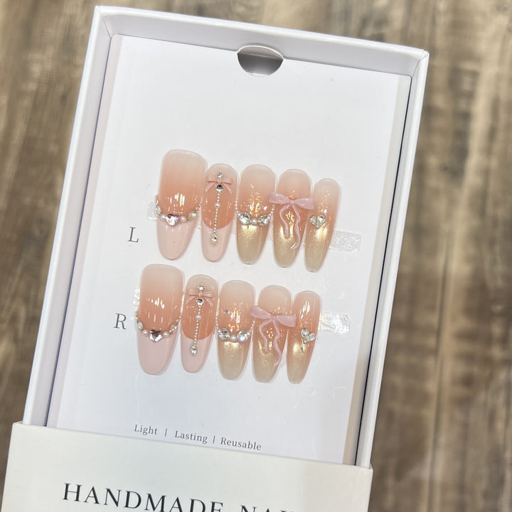 Dekorativer Stiletto Press-On-Nagelkunstset mit eleganten Bändern und Juwelen Karnz