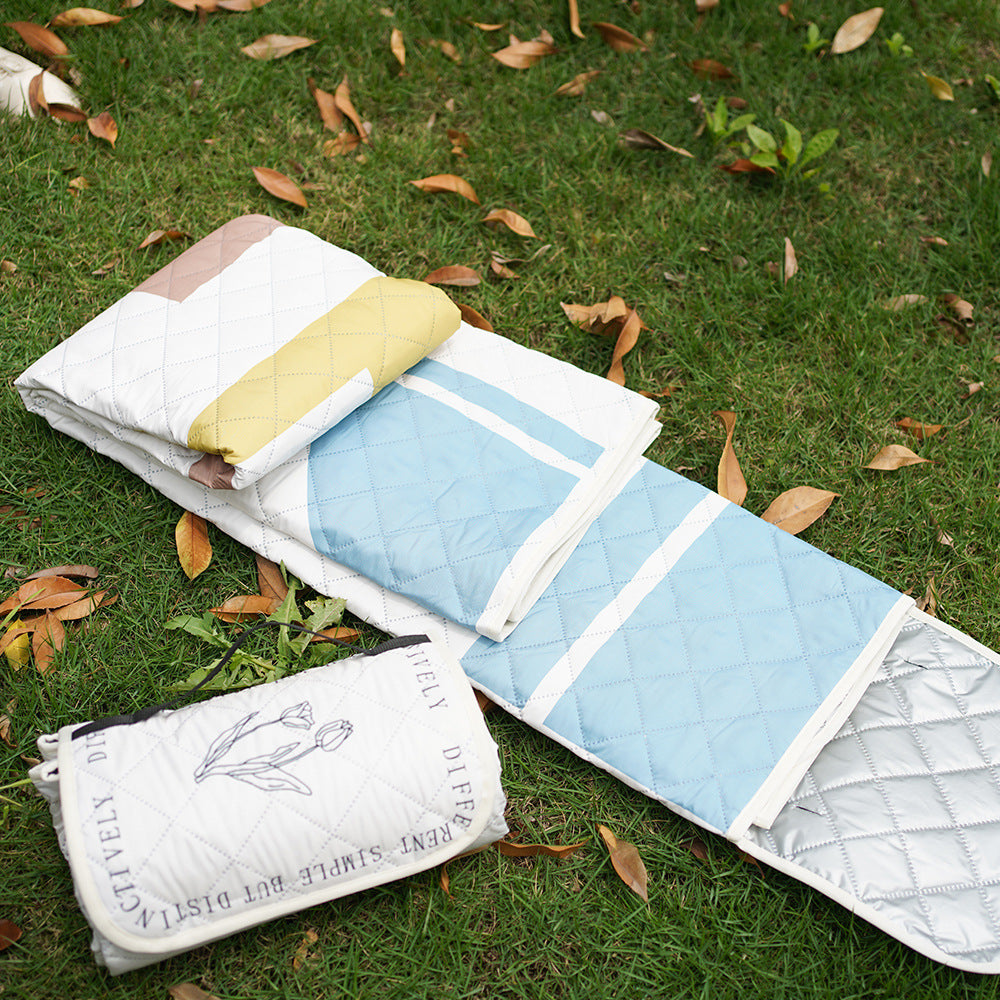 Stepp-Tagesdecke mit großfloraler Applikation und diamantgestepptem Relief Karnz
