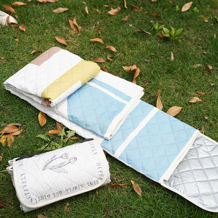 Stepp-Tagesdecke mit großfloraler Applikation und diamantgestepptem Relief Karnz