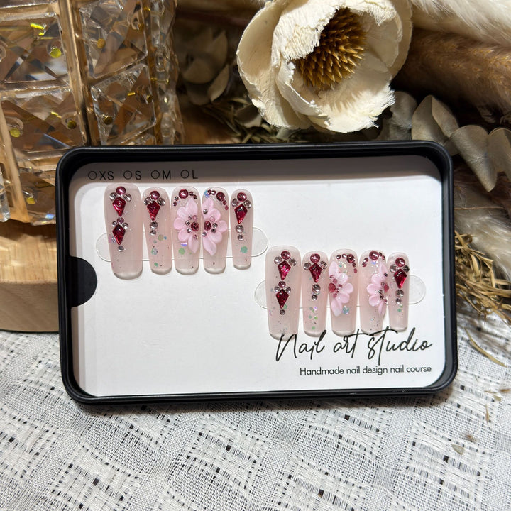 Blumenmotiv Press-On Nagelset mit Edelsteinakzenten Karnz