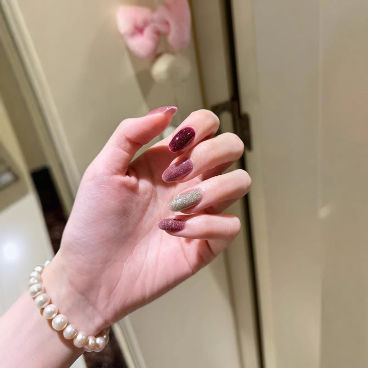Glitzernde Stiletto-Nagelkunst-Erweiterungen