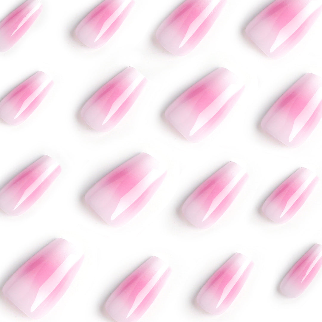 Kunstvolle Nagelverlängerungen mit zartem Ombre-Effekt Karnz