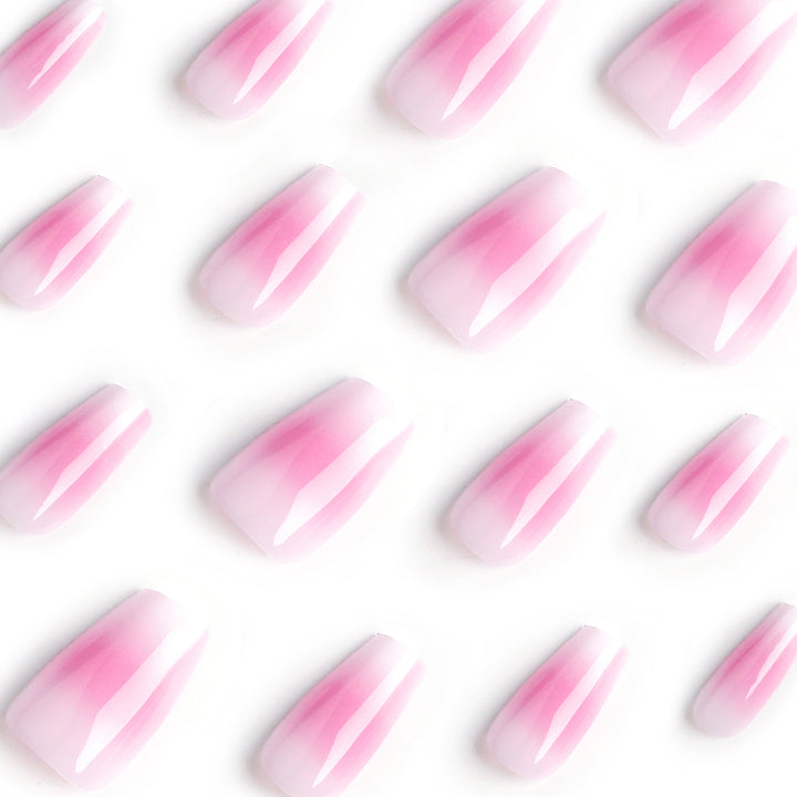 Kunstvolle Nagelverlängerungen mit zartem Ombre-Effekt Karnz